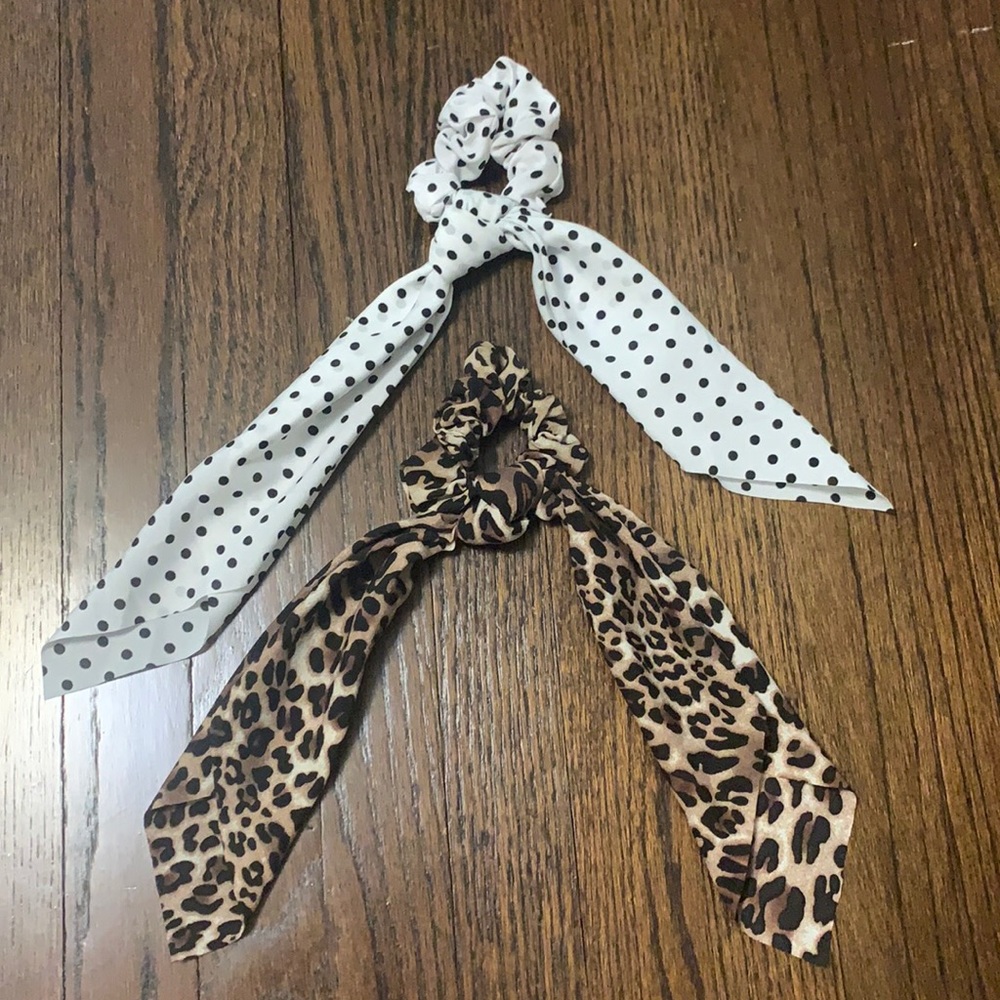 Set of hair scruchies with tail